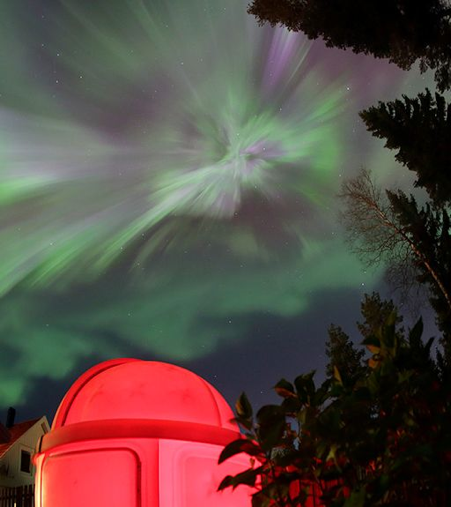 Beschreibung: http://www.spaceweather.com/images2015/08oct15/outburst_strip.jpg