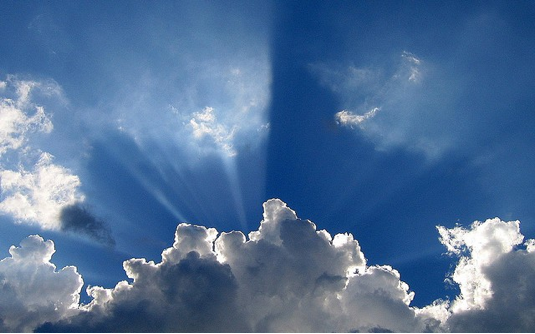 Beschreibung: lauer Himmel voller Wolken und der Sonne dahinter