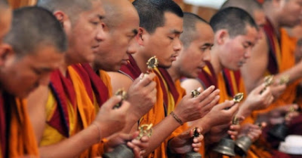 Beschreibung: .566 monjes budistas en refugios temporales